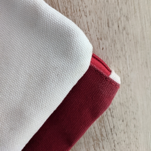 LIKE NEW! CLARINS Christmas 🎄 Theme Makeup Bag - Picture 7 of 13